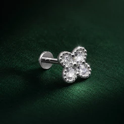 Piercing de Pino Trevo Transparente em Prata 925 Delicado e Brilhante
