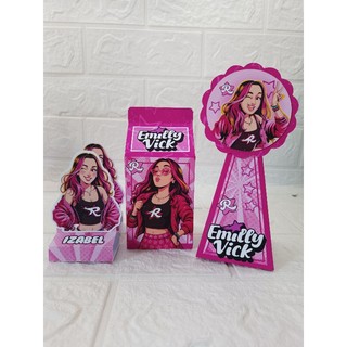 KIT FESTA PERSONALIZADA EMILLY VICK CAIXA MILK / CAIXA PIRÂMIDE / PORTA BIS DUPLO COM NOME E IDADE