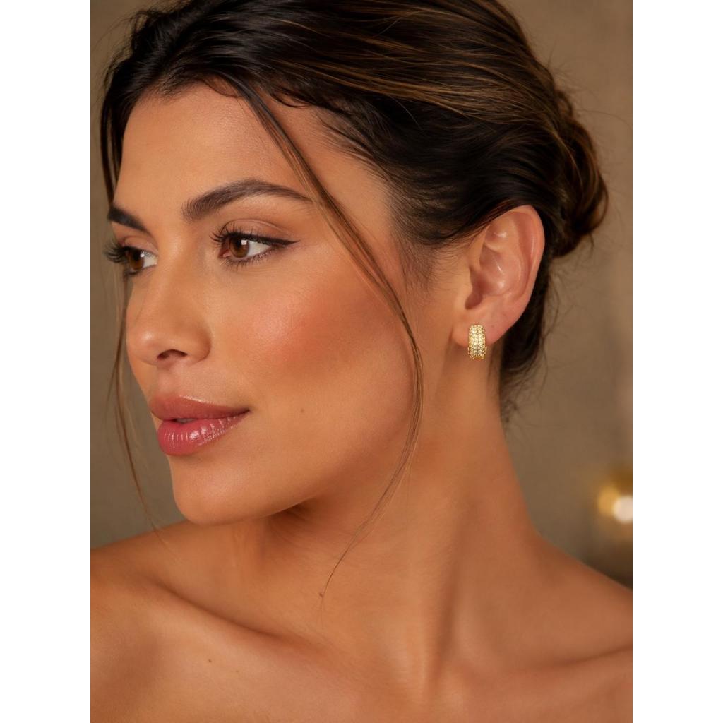 Brinco Argolinha Cravejada Luxo 18K com Zircônias Brilhantes Feminino Semijoia !