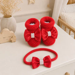 KIT SAPATINHO DE BEBÊ EM TRICÔ + FAIXINHA DE CABELO COM LAÇO E PÉROLAS