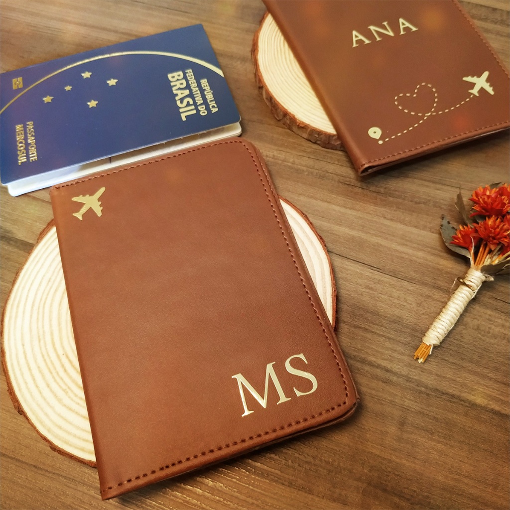 Imagem Porta Passaporte Personalizado com Letras em Dourado Presente Corporativo Casamento
