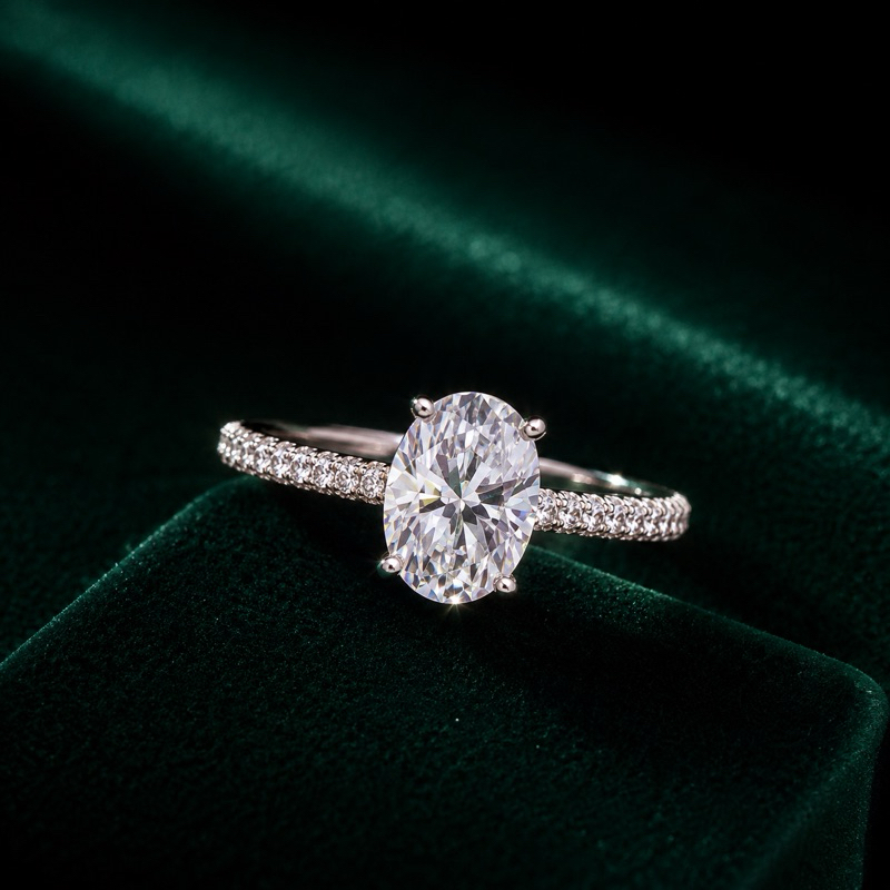 Anel Feminino Oval Cravejado 7,9mm com Moissanites em Prata 925 Elegante e Sofisticado
