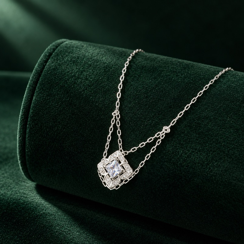 Gargantilha Feminina com Pingente Cravejado em Prata 925 Elegante e Sofisticado