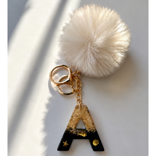 Chaveiro Personalizado de Resina com Letra Inicial | Preto com Glitter e Dourado Borboleta e Pompom pode alterar no chat