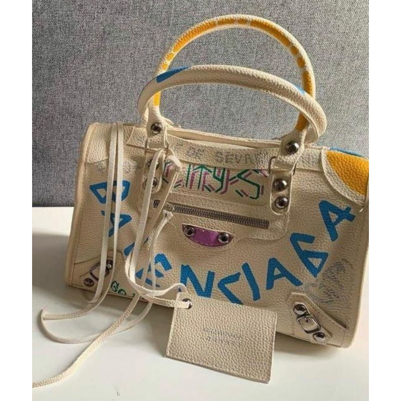 Bolsa Street Style Colorida com Alça Transversal – Estampa Graffiti