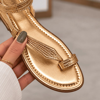 Rasteira Feminina FlatForm Papete Cobra com Tiras Finas Fivela Sandália Elegante PretanDourada
