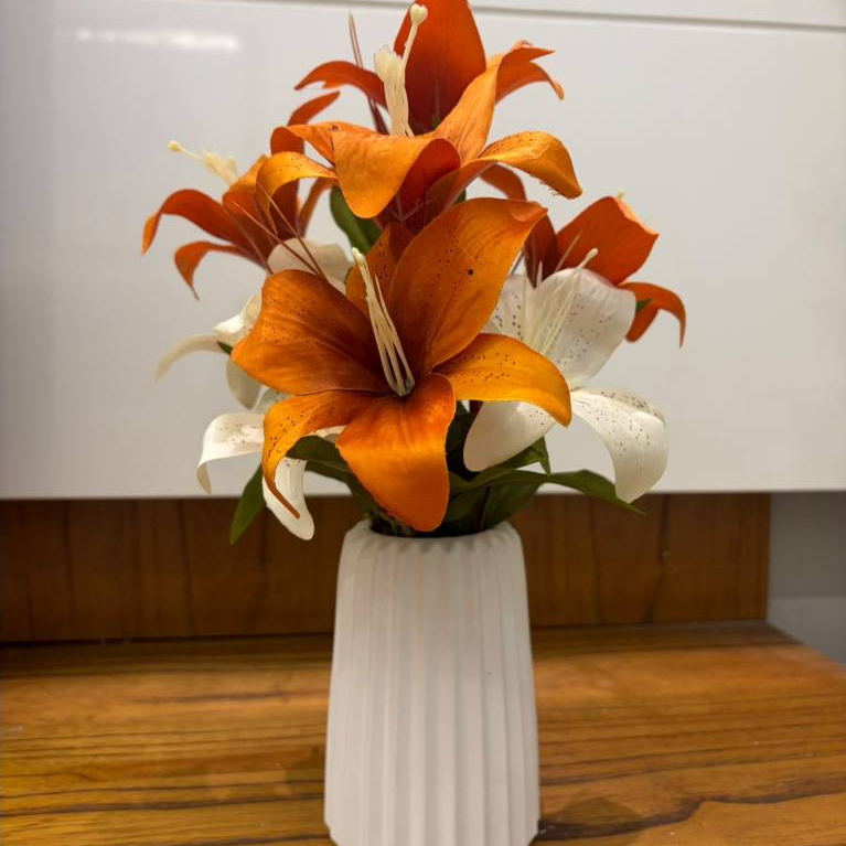 Arranjo Decorativo com Lírios Creme e Terracota | Vaso de Gesso Canelado | Decoração Elegante
