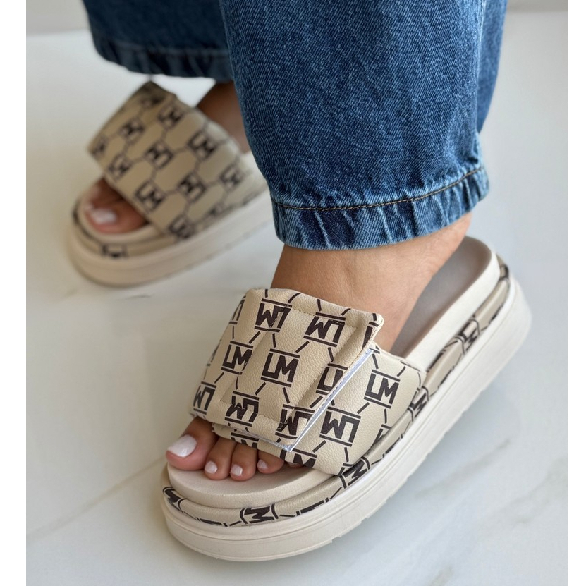 Sandália Slide Feminina Plataforma Tratorada Monograma Fecho Velcro Ajustável Flatform Confortável Chinelo Luxo