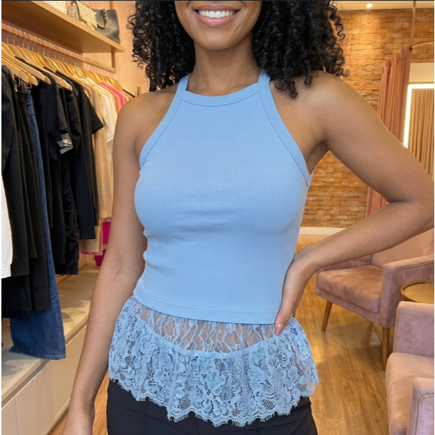 Cropped Canelado Feminino com Renda na Barra Regatinha Halter Babado Blusinha Verão Casual Tendência Passeio