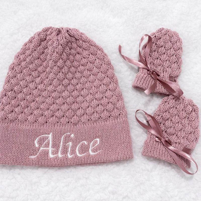 kit Touca e luvinha de Tricot Personalizada para Bebê com Nome Bordado – Delicada e Atemporal