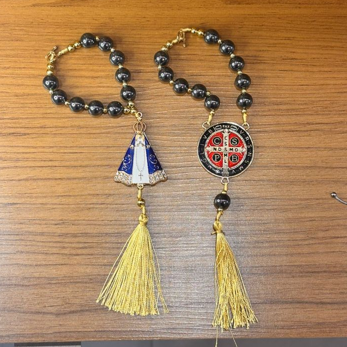 Terço Adorno Nossa Senhora Aparecida e São Bento para Carro ou Caminhão de Pedra Hematita em Oferta na Shopee