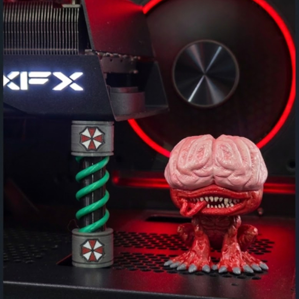 Kit Setup Resident Evil: Suporte GPU Ajustável T-Virus + Figure Licker