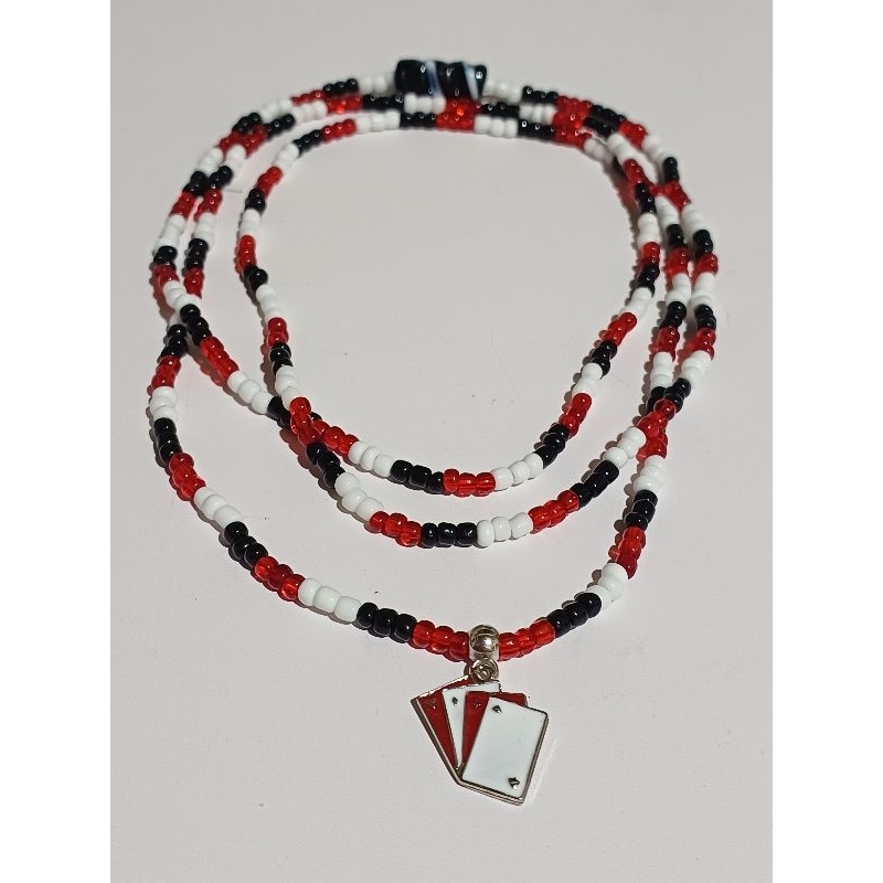 Guia Fio de Contas Miçanga Proteção Zé Pilintra Tricolor Preto, Branco, Vermelho Pingente Baralho Umbanda