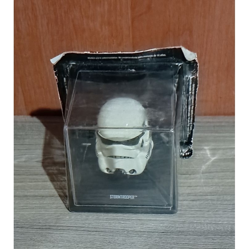 miniatura colecionável de um capacete de Stormtrooper