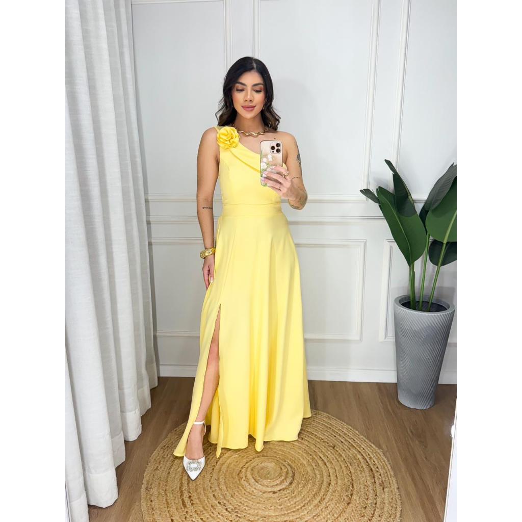Vestido longo com decote assimétrico com detalhe flor no ombro com fenda bonito