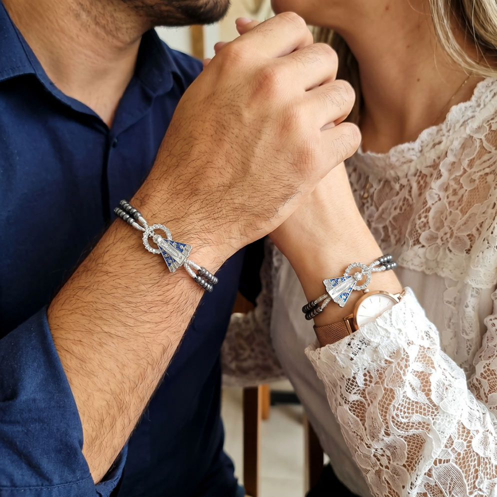 AB-Versa Terço de Pulso Pulseira Católica Imagem Nossa Senhora Aparecida Contas Hematita Fecho Lagosta Ajustável