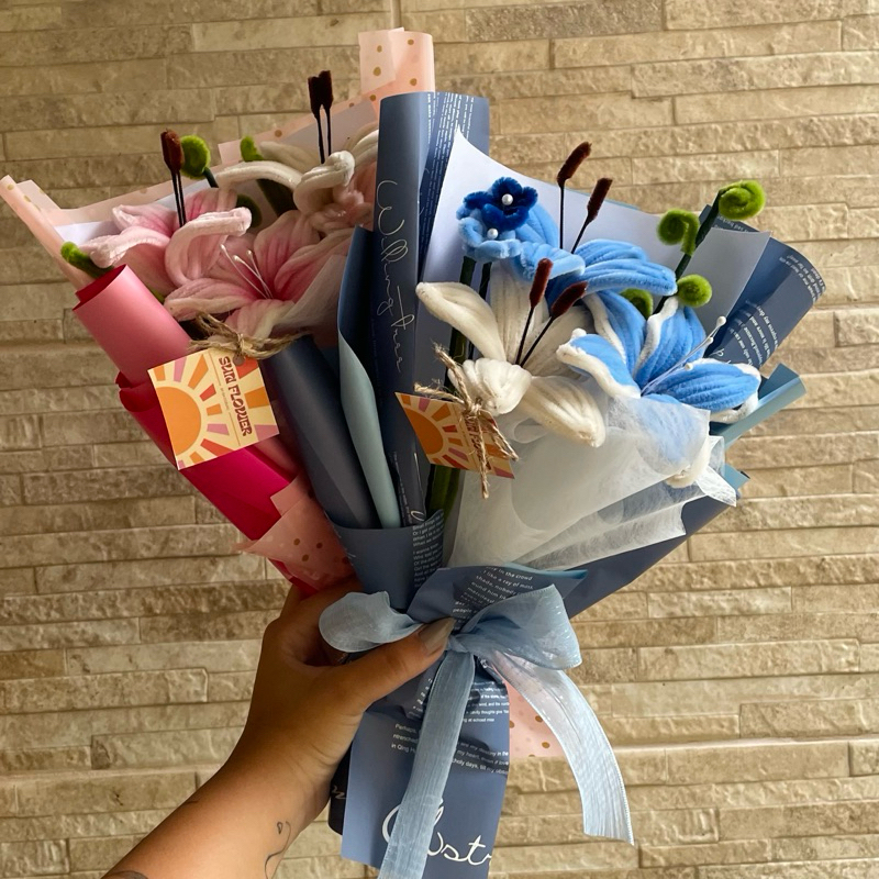 Buquê de flores com 3 lirios personalizado casal presente