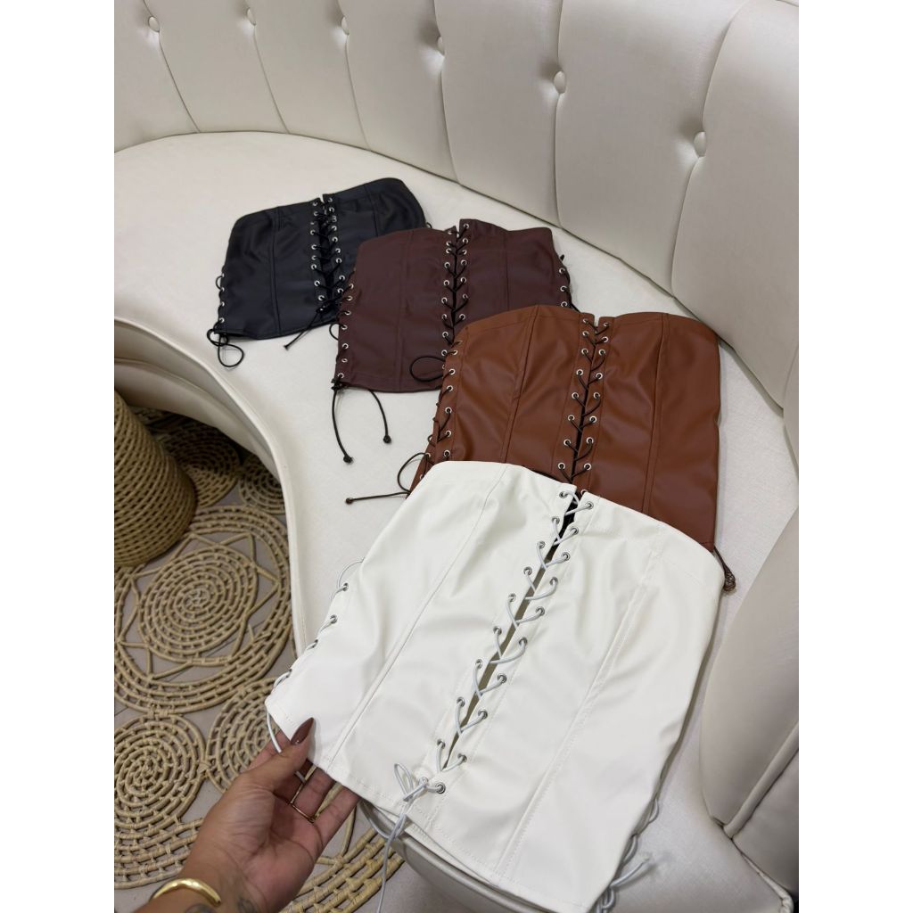 Corselet Bratz em Couro Fake com Ilhós Cropped blusa trançada tomara que caia moda rodeio balada tendência