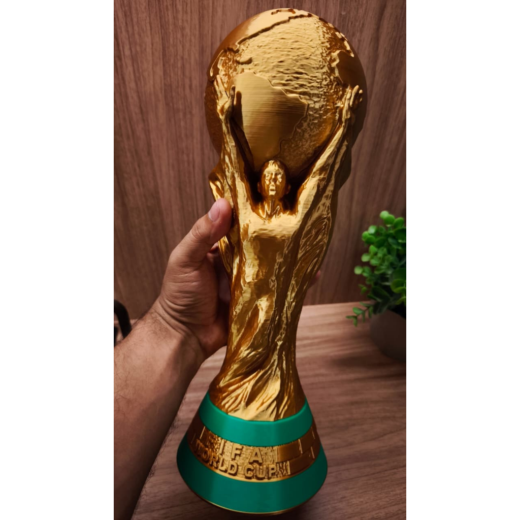 Réplica da taça copa do mundo em tamanho real