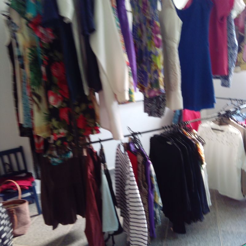 fardo lote de roupas pra brecho a 1,50 a peça