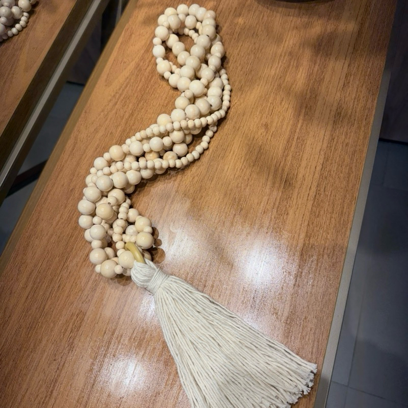COLAR DE MESA DECORATIVO 70CM MADEIRA MARFIM 6 VOLTAS COM TASSEL BOHO — imagem 2 de 2