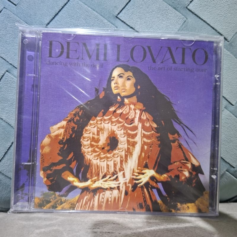 CD Demi Lovato - Dancing With The Devil - Capa AZUL