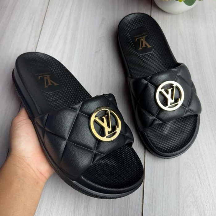 Slide Feminino Chinelo Com Pingente Dourado EVA Antiderrapante Macio Flexível