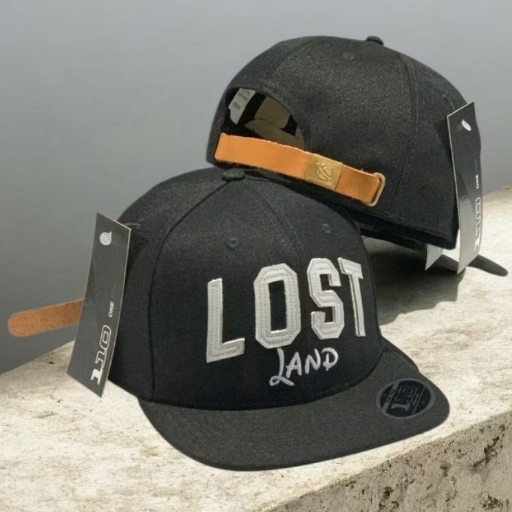 boné lost land/aba reta/branco com fitão/ unissex/ bordado contra aba personalizada
