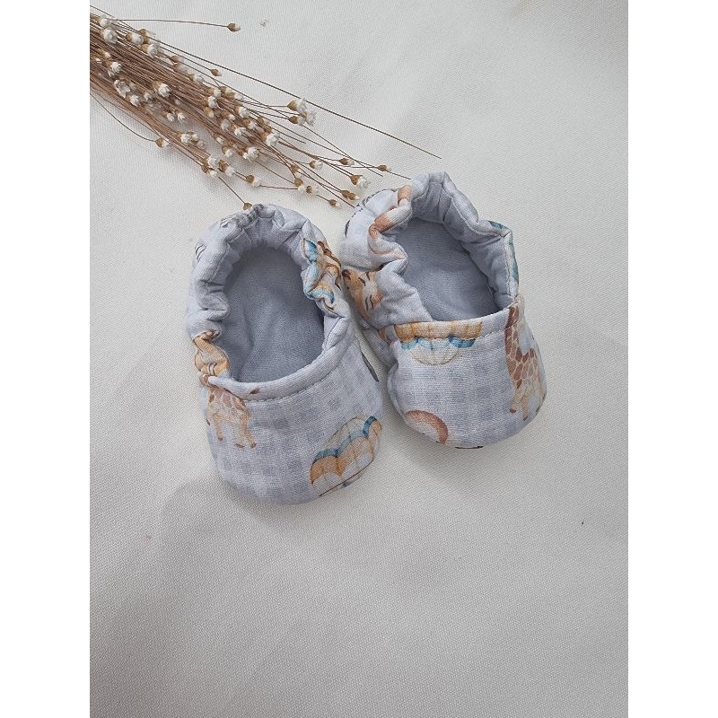 Kit Sapatinho de Bebê em Tecido + Saquinho Organizador | Presente para Recém-Nascid