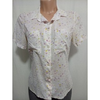 BLUSA CAMISA FEMININA MANGA CURTA, BOTÕES FRONTAIS E BOLSOS.