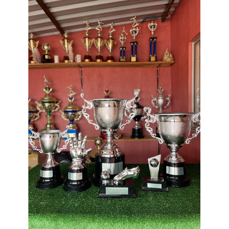 troféus para campeonatos / campeão 66 cm / vice 54 cm / terceiro 38 cm / 2 destaques
