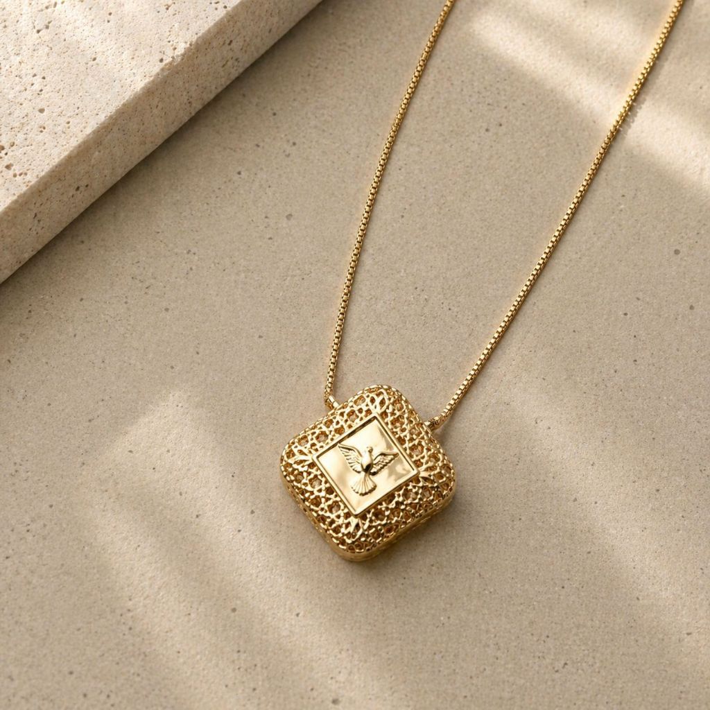Colar Feminino de Espírito Santo Semijoia Banhada a Ouro 18k ou Prata 925