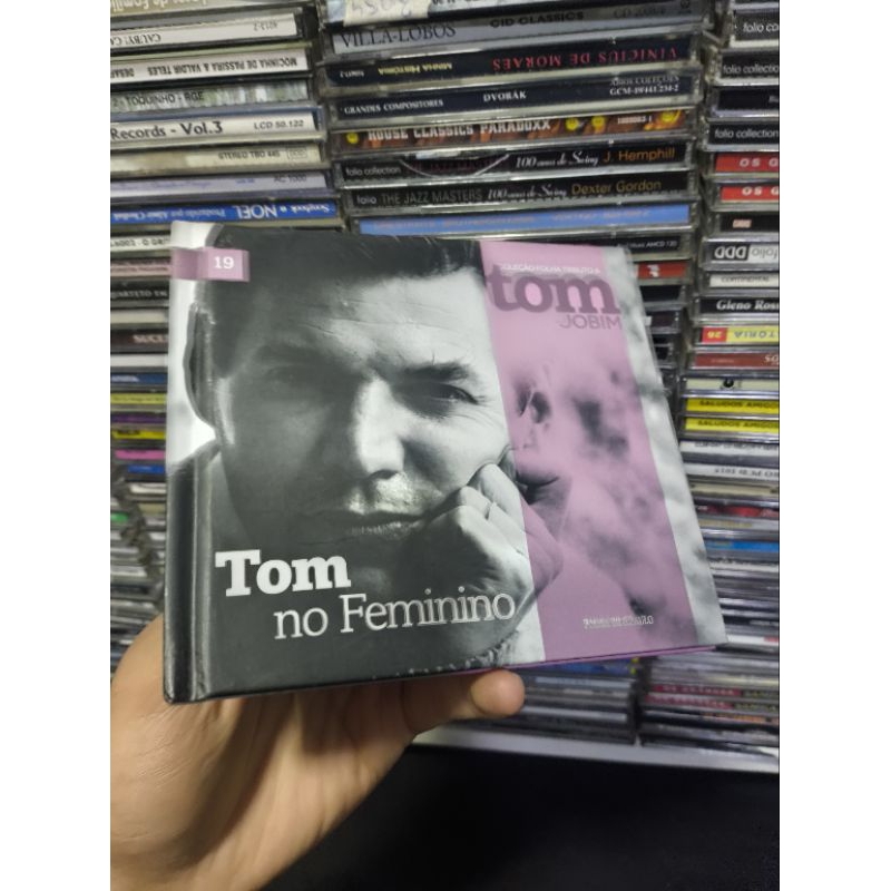 CD TOM NO FEMININO - TOM JOBIM - COLEÇÃO FOLHA TRIBUTO - CD Usado conservado - REF:CD 2416