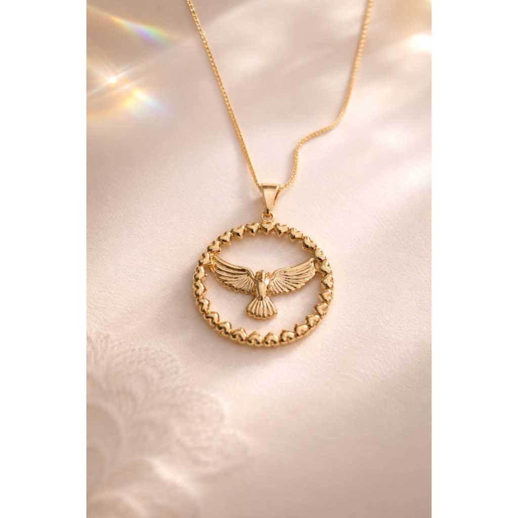 Colar Banho Ouro 18k - 45cm Pingente Espírito Santo (2,5cm) Moldura Corações Karinay Semijoias