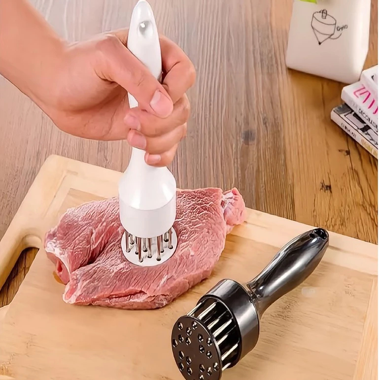 Amaciador Batedor De Carne Bife Com Furador Aço Inox Cor Aleatorio