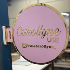 Placa Alto Padrão Frente e Verso em PVC Expandido 20mm com Acrílico – Personalizada 30/35/40/45cm