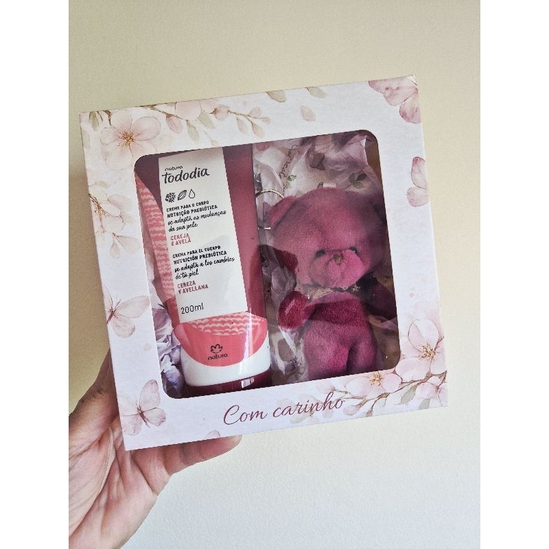Kit Presente Dia dos Avós, Mimo, Aniversários, Dia a Dia  Creme Corporal Natura Cereja e Avelã 200ml + Ursinho Chaveiro