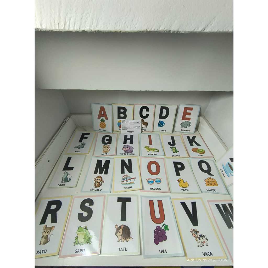 Meu Primeiro Alfabeto - Material para trabalhar reconhecimento de letras, com destaque das vogais