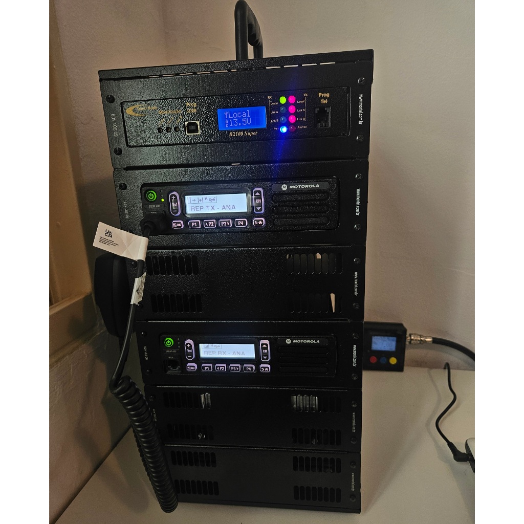 REPETIDORA MOTOROLA DEM 400 VHF