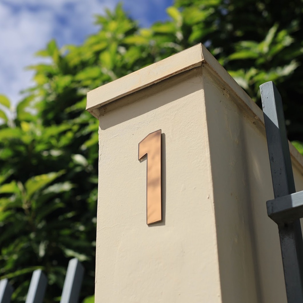 Número residencial decorativo para área externa ou interna 13 cm bronze espelhado em acrílico