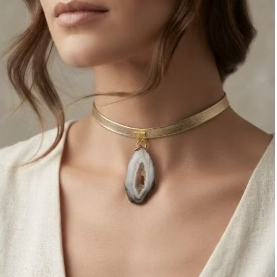 Colar Choker de Pedras Naturais Com Couro Sintético Cor Dourada Estilo Rústico