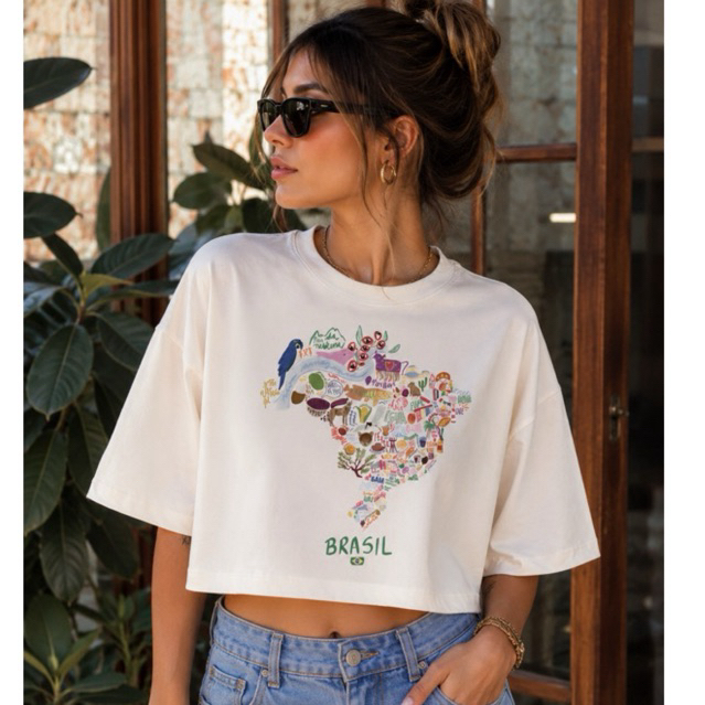 Cropped Oversized Brasilidades Cropped Feminino, 100% Algodão, Estampa, Streetwear e Moda Feminina.