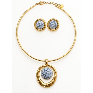 Conjunto Feminino Aurora Mármore – Colar Rígido Dourado com Pingente Orgânico e Brincos Redondos