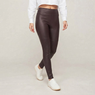Legging Feminina Marrom Cintura Alta Brilhante Em Suplex Lisa Modela O Corpo Com Detalhe Plissado Nas Coxas