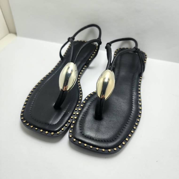 Sandália Feminina Rasteira Dedo Cravinhos Tachas e Detalhe Dourado Confortável Ajustável Casual Tendência Verão
