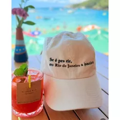 🧢 Boné Bege Claro Bordado Frase “Se é pra rir, eu Rio de Janeiro a janeiro”
