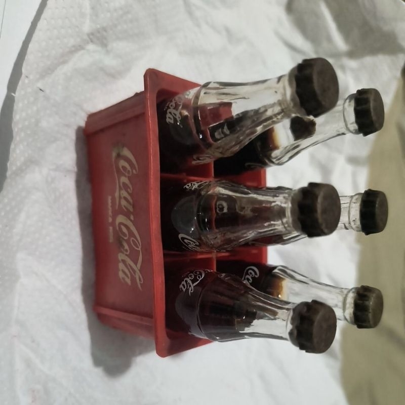 engradado com mini garrafinhas de vidro coca cola
