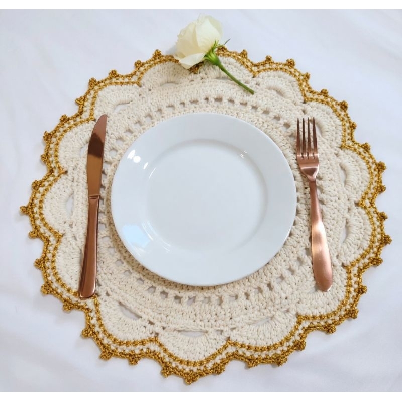 Kit Sousplat de Crochê, 6 lugares, Cru com Dourado, Jogo Americano redondo, | Mesa Posta Elegante 40cm