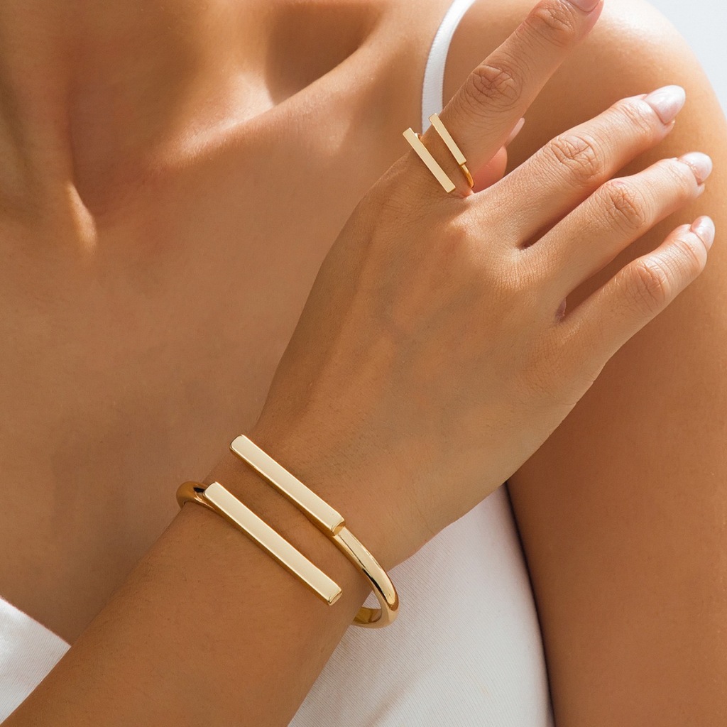 Conjunto Pulseira e Anel Feminino com Garantia Grossos Maximalista Banhado a Ouro 18K  Design Minimalista Elegante