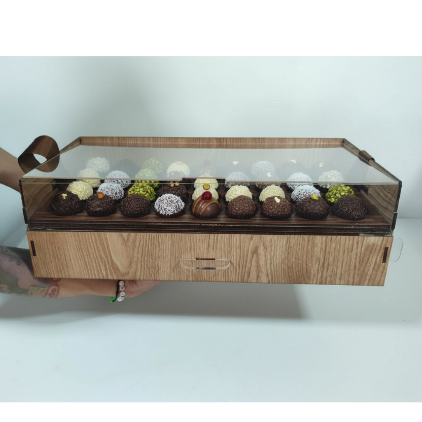 Expositor de doces brigadeiros marrom madeira que comporta 100 unidades N°4 (3,5cm)com alça